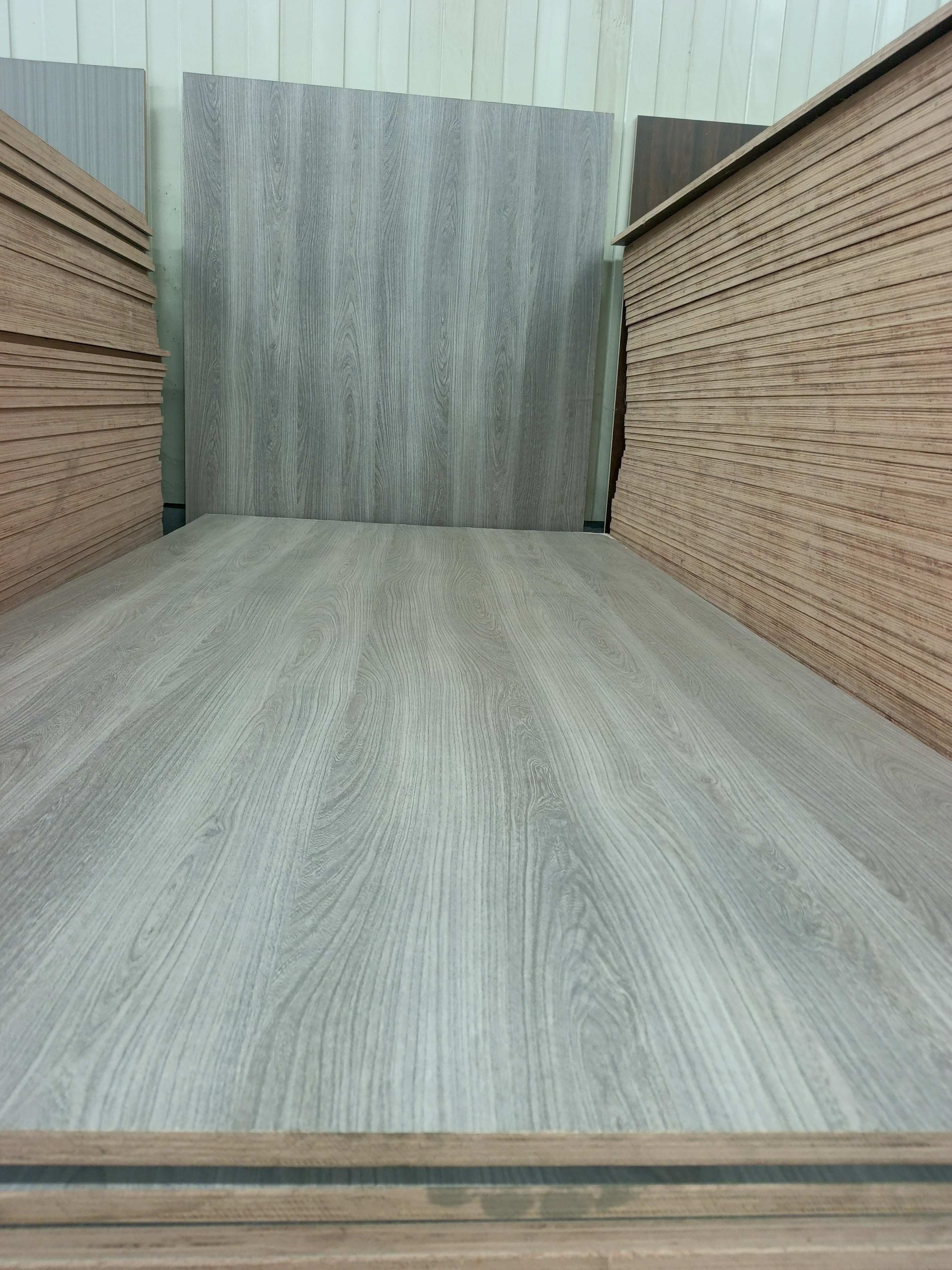 Waterproof Grey Wood Grain Laminated Plywood Sheet